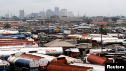 Des véhicules garés à Orile-Iganmu, quartier des affaires de Lagos, à Lagos, 29 août 2013. / REUTERS / Akintunde Akinleye (NIGERIA - Tags: SOCIETY BUSINESS EMPLOI) - RTX14KN1