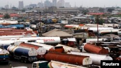 Sejumlah truk terlihat diparkir di sekitar bengkel mobil yang menghadap ke Lagos, Nigeria. (Foto: Reuters)