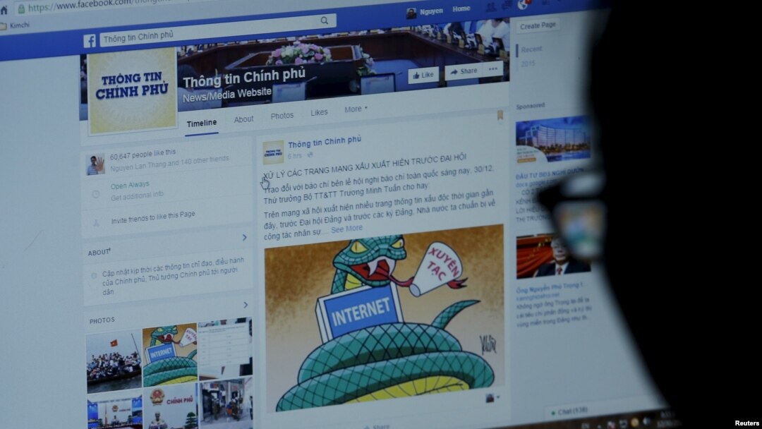 Một người dùng mạng Facebook ở Hà Nội đang xem trang tin Thông tin Chính phủ trong bức ảnh chụp hôm 30/12/2015. Facebook đã phải tăng cường kiểm duyệt tin "chống phá nhà nước" sau khi bị Việt Nam yêu cầu, theo Reuters.
