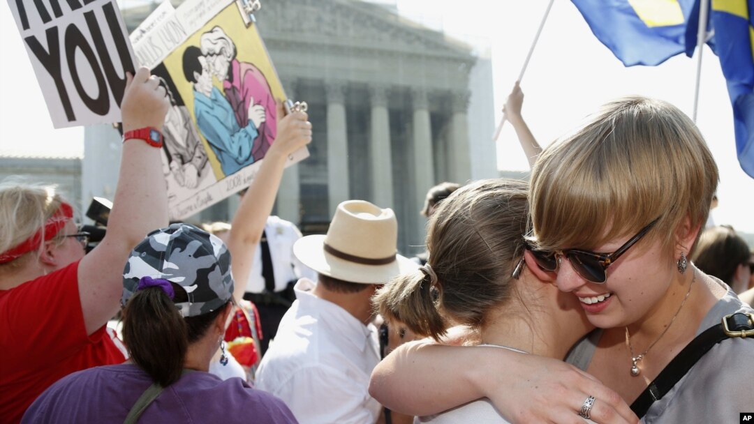 Putusan Mahkamah Agung AS dirayakan oleh beberapa pasangan gay yang menunggu di luar gedung MA AS di Washington, Rabu (26/6). 