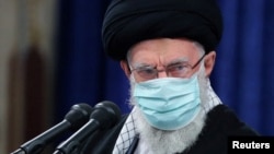 علی خامنه‌ای.