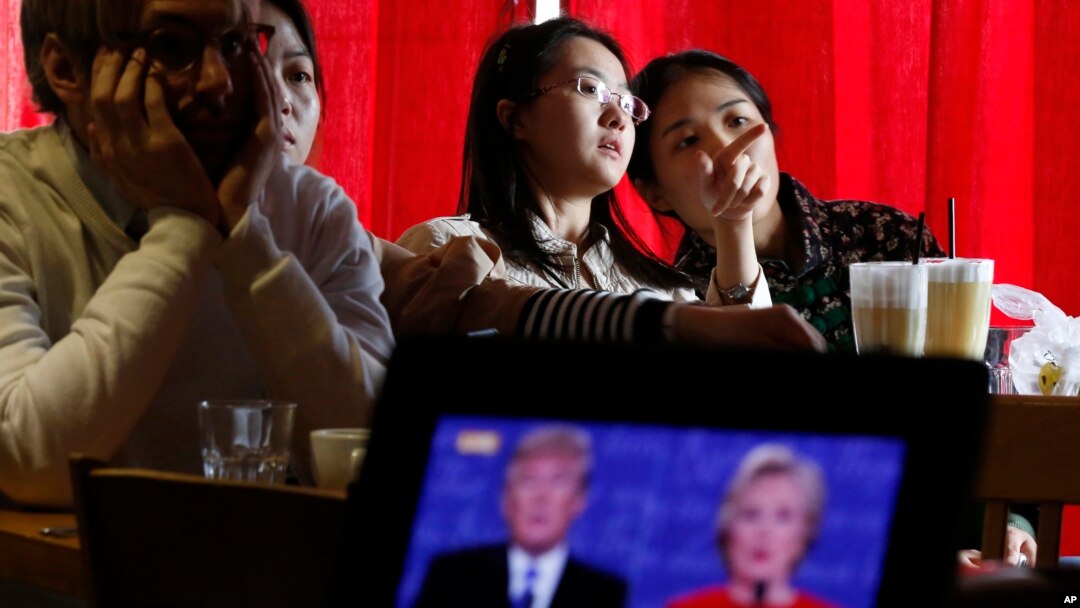 Mahasiswa China menonton bersama debat presiden antara Hillary Clinton dan Donald Trump di sebuah kafe di Beijing (foto: ilustrasi).