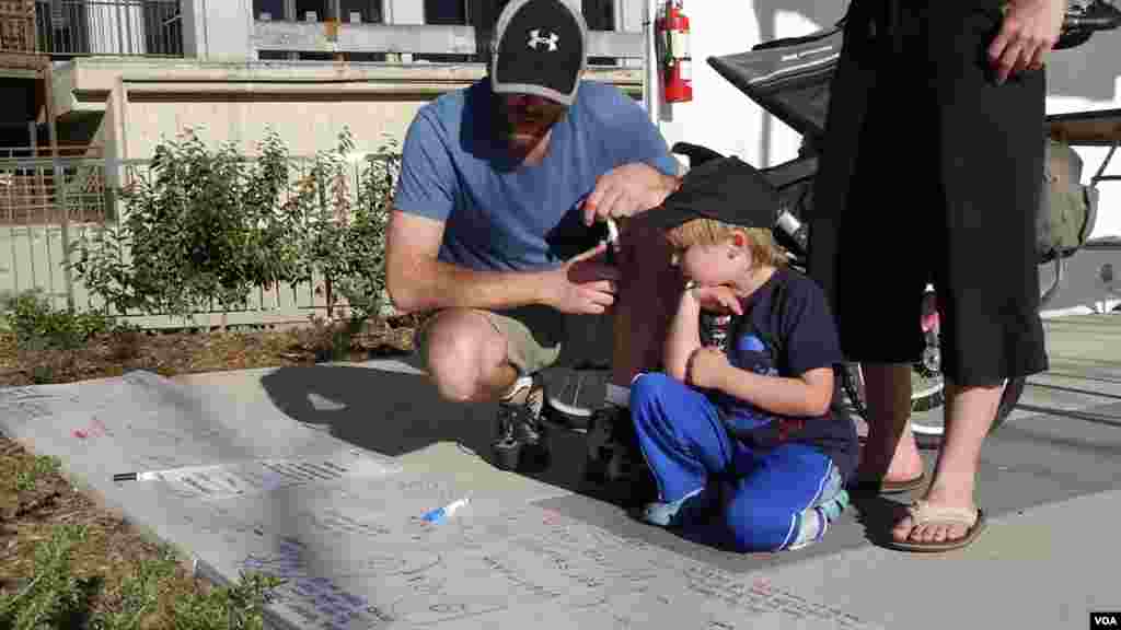 四岁小孩也想献词（美国之音国符拍摄)