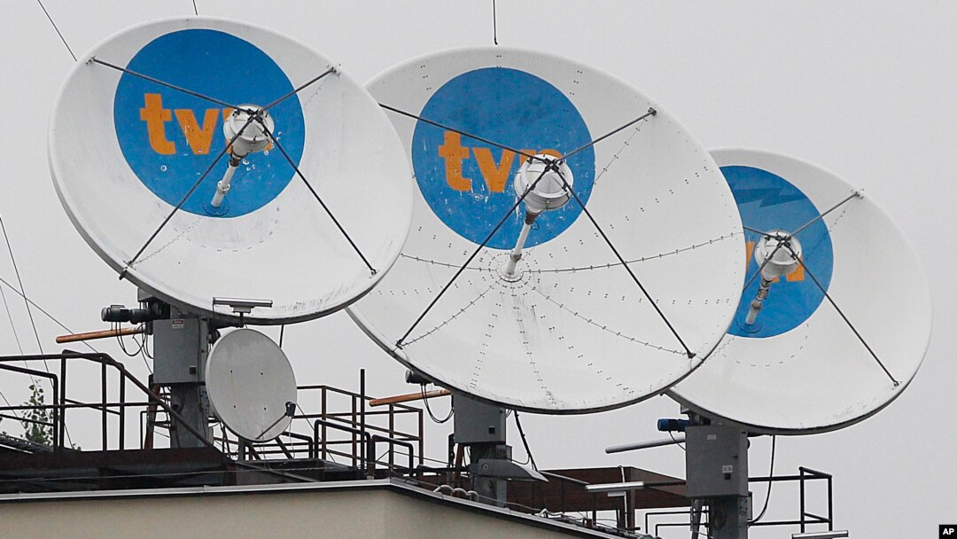 ARSIP – Foto arsip yang diambil tanggal 12 September 2017 menampilkan serangkaian piringan parabola di atap kantor pusat stasiun pemancar TVN di Warsawa, Polandia, milik U.S. Scripps Networks Interactive (foto: AP Photo/Czarek Sokolowski, Arsip) Sept. 12, 2017. 