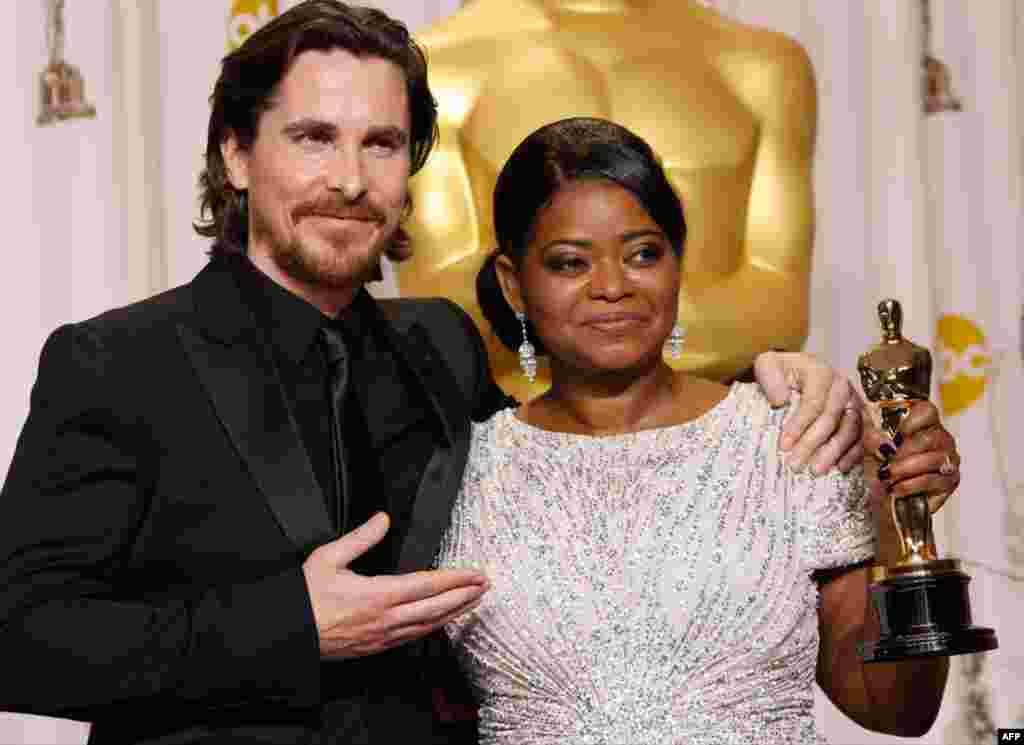 Nữ diễn viên Octavia Spencer, nhận giải Oscar dành cho Nữ Diễn Viên Phụ Xuất Sắc Nhất với vai diễn trong phim 'The Help", đứng cạnh nam diễn viên Christian Bale, người giới thiệu trong lễ trao giải (AP)