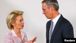 German Defense Minister Ursula von der Leyen (L) talks with NATO Secretary General Jens Stoltenberg during a NATO defense ministers meeting at the Alliance's headquarters in Brussels, Belgium, Feb.10, 2016.