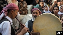 Yazidi Irak memainkan musik tradisional di Kuil Lalish, di sebuah lembah dekat kota Kurdi Dohuk, sekitar 430 km barat laut Ibu Kota Irak, Baghdad, 9 Oktober 2019. (Foto: AFP)