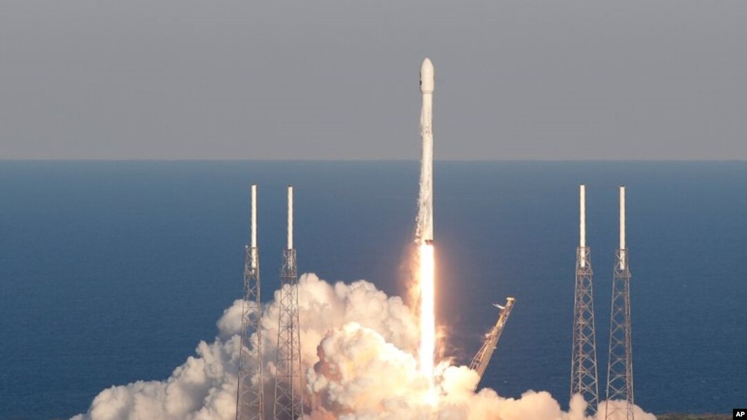 NASA meluncurkan Rocket SpaceX Falcon 9 yang membawa satelit Transiting Exoplanet Survey Satellite (TESS) dari Cape Canaveral di Florida, Rabu (18/4). 