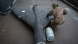 Украинский военнослужащий осматривает сбитый беспилотник с термобарическим зарядом, 14 ноября 2024 года.