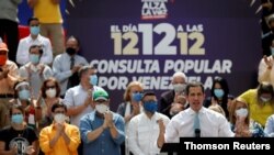 El líder opositor Juan Guaidó habla con medios de comunicación durante una conferencia de prensa en Caracas, el 11 de diciembre de 2020.