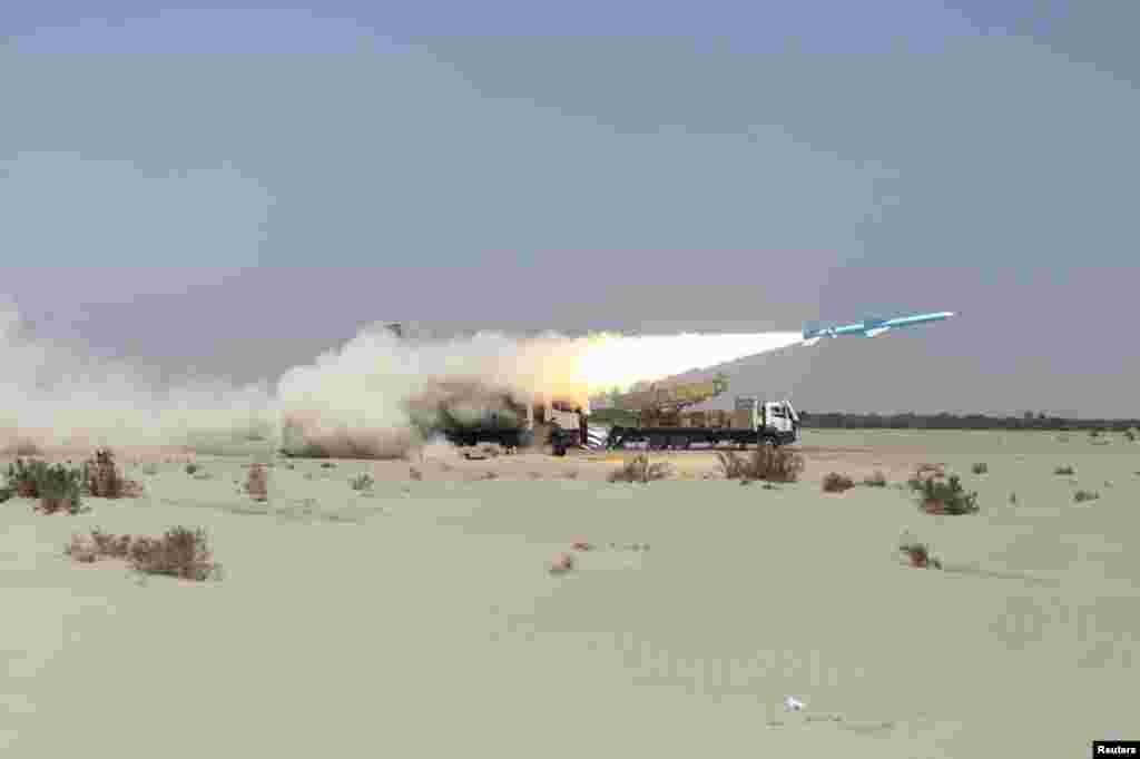 ایران امروز ۱۵ جنوری (۲۶ جدی) در جریان تمرینات نظامی، طیاره&zwnj;های بی سرنشین یا درون ساخت این کشور و میزایل های بالستیکی را آزمایش کرد.