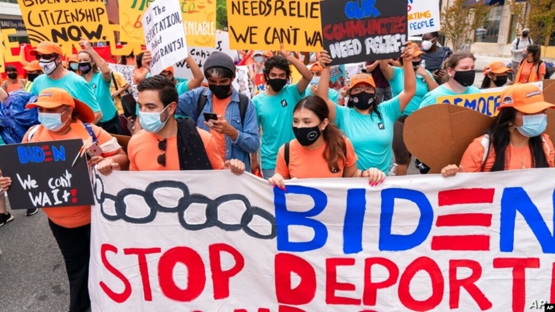 Partidarios de la reforma migratoria marchan mientras piden un camino hacia la ciudadanía y el fin de las detenciones y deportaciones, el 28 de abril de 2021, en Washington DC.