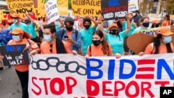 Partidarios de la reforma migratoria marchan mientras piden un camino hacia la ciudadanía y el fin de las detenciones y deportaciones, el 28 de abril de 2021, en Washington DC.