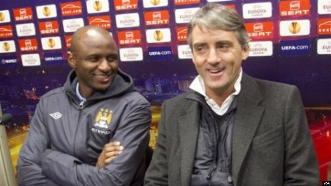 Manajer Manchester City Roberto Mancini (kanan) dan Patrick Vieira dalam konferensi pers menjelang pertandingan grup A Liga Europa melawan Juventus di Turin bulan Desember 2010.