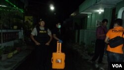 Polisi antiteror menggeledah sebuah rumah di Gambiran Makamhaji Sukoharjo dan menemukan sejumlah bahan peledak di dalamnya, 23/12/2014 (Foto: Yudha Satriawan/ VOA Indonesia)