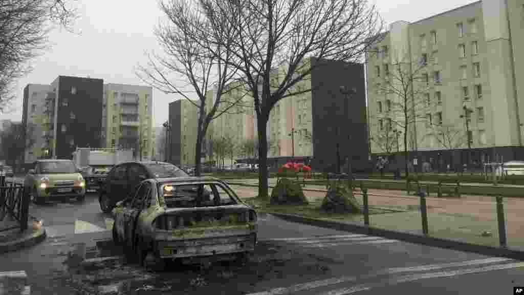 Une voiture calcinées par des manifestants, à Aulnay-sous-Bois, au nord de Paris, 7 février 2017.