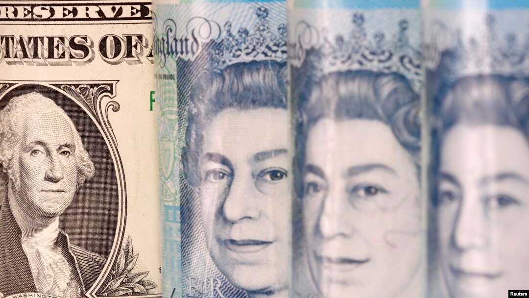 ARCHIVO: Billetes de libras esterlinas y dólar se observan en esta ilustración