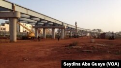 Le viaduc de la VDN 2 construit sur le site des anciens terrains de football, à Dakar, le 24 septembre 2017. (VOA/Seydina Aba Gueye)