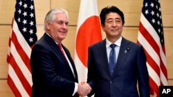 Dijo que puede ser necesario una acción militar preventiva contra Corea del Norte, y que "no deben tener miedo de Estados Unidos o de sus vecinos". El secretario de Estado estadounidense Rex Tillerson, estrecha la mano con el primer ministro japonés Shinzo Abe, justo al comienzo de su reunión en la residencia oficial de Abe en Tokio, Japón, el jueves 16 de marzo de 2017. 