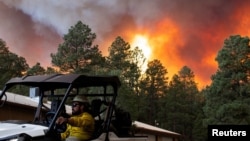 Un bombero del Servicio Forestal del Departamento de Agricultura de EEUU regresa de combatir incendio y ayudar con las evacuaciones causadas en South Fork en Ruidoso, Nuevo México, el 17 de junio de 2024.