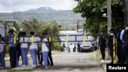 Técnicos forenses trabajan en la prisión de mujeres del Centro Femenino de Adaptación Social (CEFAS) luego de un motín mortal en Tamara, en las afueras de Tegucigalpa, Honduras, el 20 de junio de 2023.