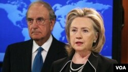 La secretaria de Estado, Hillary Rodham Clinton y el enviado especial para las conversaciones de paz en Medio Oriente, el senador George Mitchell durante el anuncio.