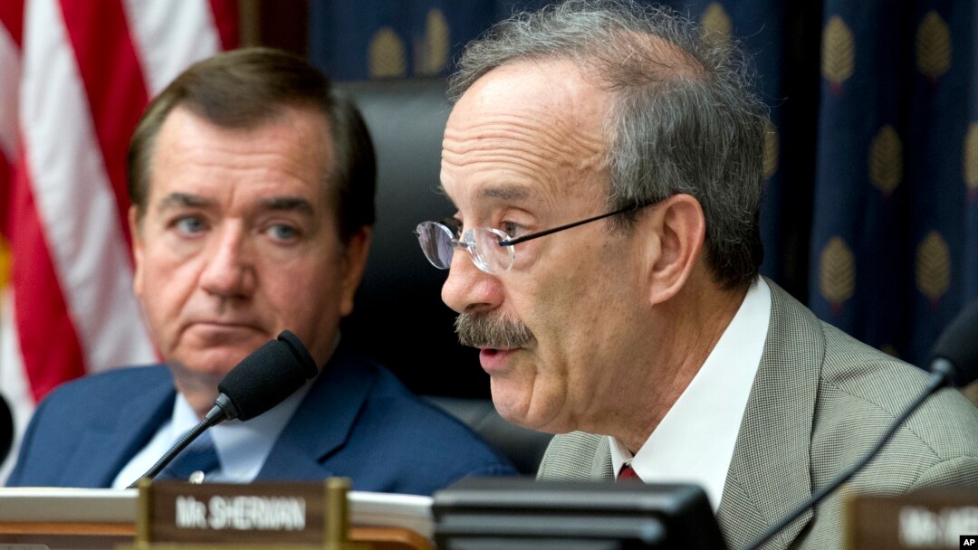 Anggota DPR AS Eliot Engel (kanan), salah seorang yang mendorong sanksi terhadap Myanmar atas Krisis Rohingya (foto: dok). 