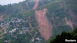 Des coulées de boue causées par les fortes pluies du typhon Mangkhut aux Philippines, le 16 septembre 2018.