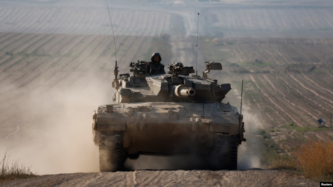 Sebuah tank Israel melakukan manuver di dekat perbatasan Israel dengan Gaza, di tengah konflik yang sedang berlangsung antara Israel dan kelompok Hamas, 7 April 2024.