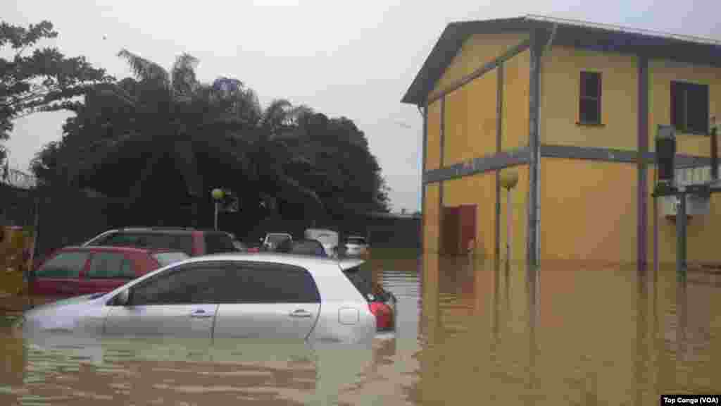 Les eaux d&rsquo;inondations dépassent, par endroits, les coffres des véhicules à Kinshasa, le 4 janvier 2017. (VOA/TopCongo)