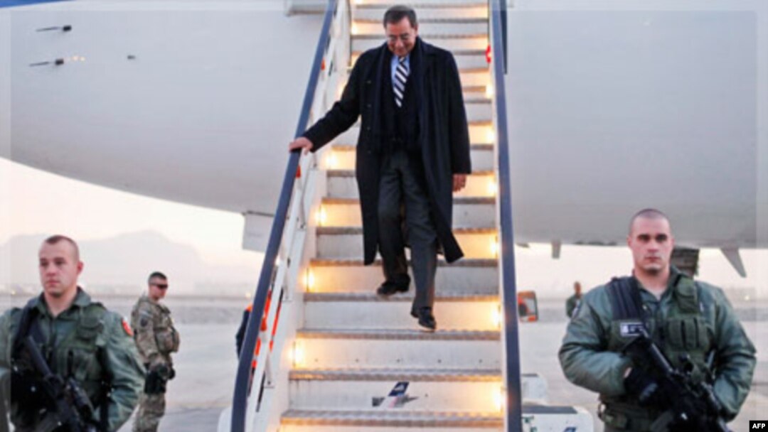 Bộ trưởng Quốc phòng Hoa Kỳ Leon Panetta xuống máy bay ở Kabul, 13/12/2011