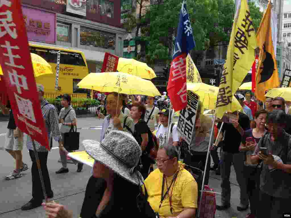 香港支聯會舉行年度平反六四大遊行(美國之音海彥拍攝)