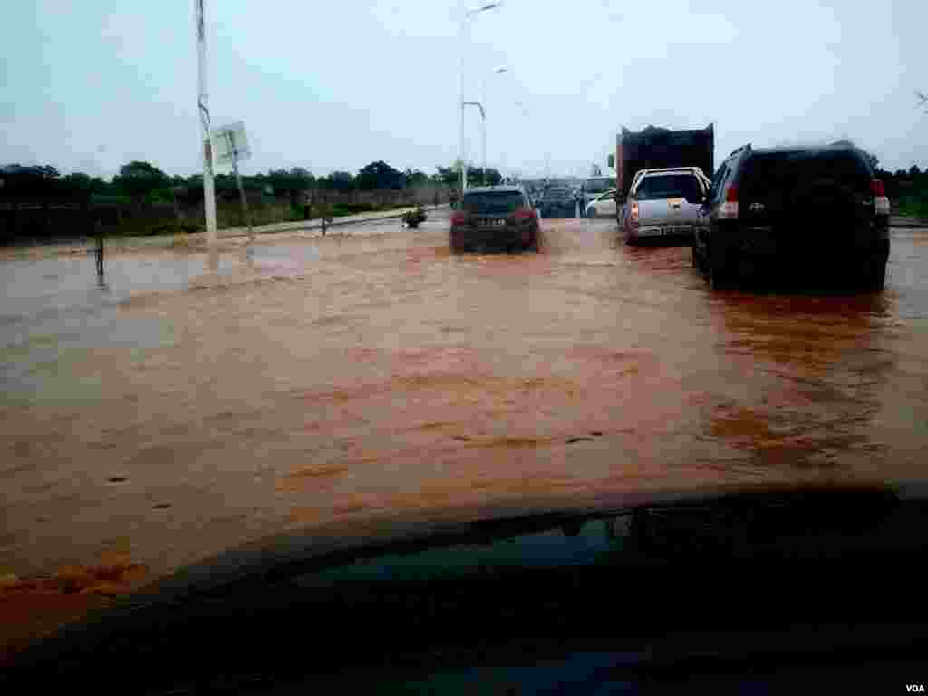 Angola, Luanda. As estradas do Kilamba inundadas, dificultando a vida dos automobilistas. 29 de Abril de 2014