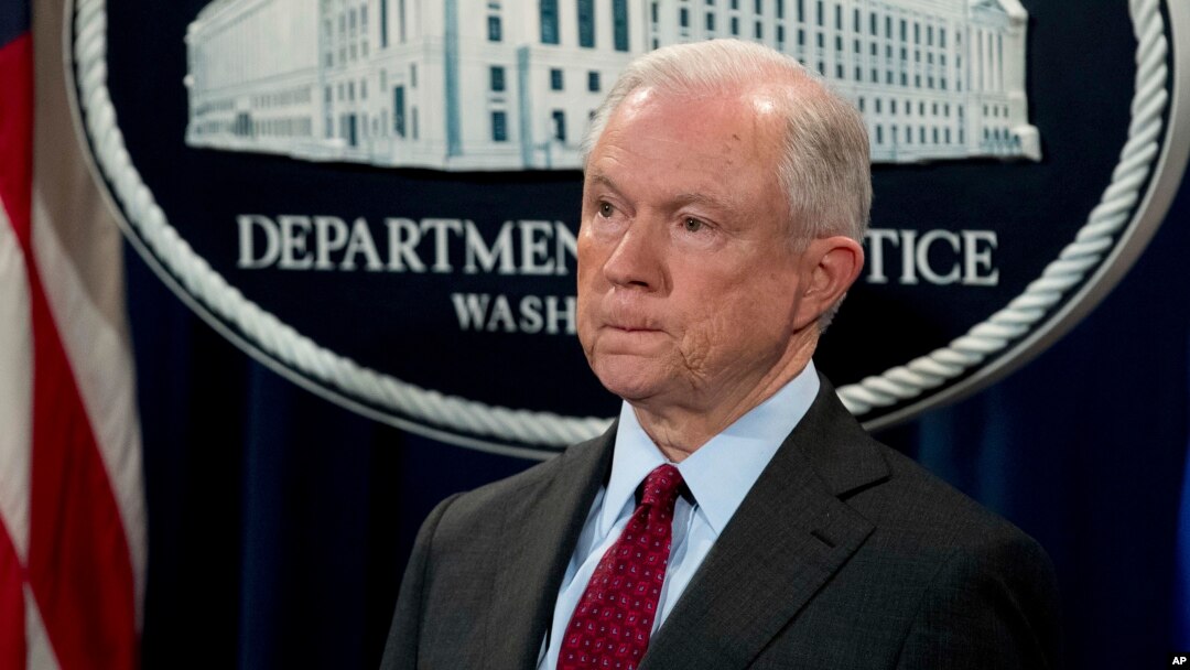 Funcionarios de inteligencia confirmaron al Wash.Post que llamadas interceptadas del Embajador ruso a Moscú muestran que el Secretario de Justicia Jeff Sessions sostuvo importantes conversaciones con el Embajador de Rusia en EE.UU. durante la campaña electoral sobre las relaciones ruso-estadounidenses en un gobierno de Donald Trump.