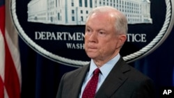 Funcionarios de inteligencia confirmaron al Wash.Post que llamadas interceptadas del Embajador ruso a Moscú muestran que el Secretario de Justicia Jeff Sessions sostuvo importantes conversaciones con el Embajador de Rusia en EE.UU. durante la campaña electoral sobre las relaciones ruso-estadounidenses en un gobierno de Donald Trump.