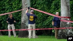 Pripadnici FBI-a u Trampovom golf klubu na Floridi (Foto: AP/Lynne Sladky)