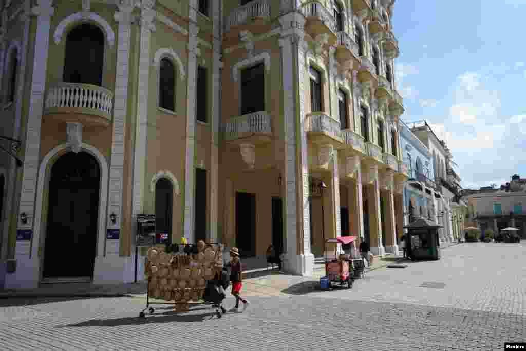 De acuerdo con el ministerio de Turismo de Cuba, en 2024 se recibieron 2,2 millones de visitantes, uno menos de los 3,2 millones que se esperaban para el año y menos de la mitad en tiempos previos a la pandemia.&nbsp;