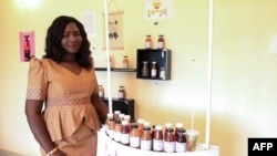 Aïssata Diakité, agricultrice et ingénieur, fondatrice de Zabbaan, pose à côté de ses nouveaux jus de fruit fabriqués au Mali, à Bamako, le 13 octobre 2017.