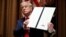លោក​ប្រធានាធិបតី Donald Trump បង្ហាញ​បទបញ្ជា​នីតិប្រតិបត្តិ​មួយ​ដែល​លោក​ទើប​បាន​ចុះ​ហត្ថលេខា​កាល​ពី​ថ្ងៃ​ទី​៣ ខែ​សីហា ឆ្នាំ​២០២០។