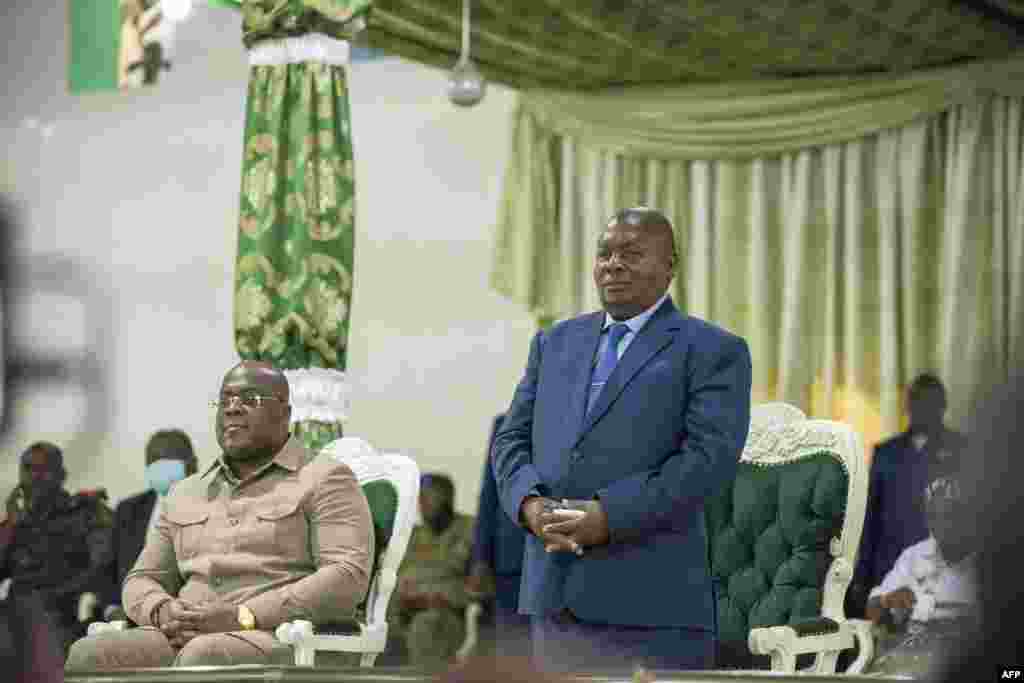 Pr&#233;sident F&#233;lix Tshisekedi (G) na Simon Kimbangu (D) mokambi ya Kintuadi to eklezia ya Kimbanguiste na milulu mya mibu 100 ya eyamba na ye na Nkamba, Kongo central, RDC, 6 avril 2021. 