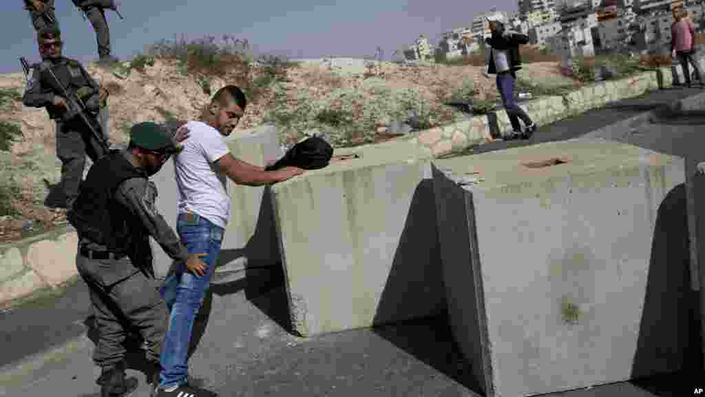 &#39;Yan Sanda masu gadin Iyakar Isira&#39;ila na caje wani bafalastine, kusa da wani sabon guri da aka gina dake gabashin unguwar Jerusalem. &nbsp;