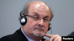 Salman Rushdie, penulis novel "The Satanic Verses" atau Ayat-ayat Setan (foto: dok). 