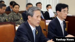 김관진 한국 국방부 장관이 30일 국회에서 열린 국방위원회 전체회의에서 의원의 질의에 답하고 있다.