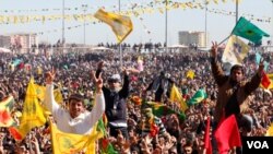 Warga merayakan 'Newroz', Tahun Baru Kurdi di Diyarbakir, selatan Turki (20/3)