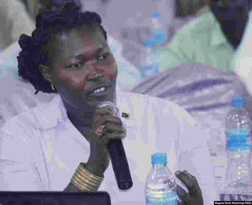 A woman asks a question during the Q&A period at the Voice of America town hall meeting in Juba on Thursday, March 28, 2013.