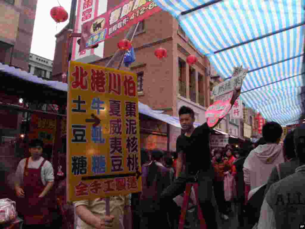 摊位众多，得花心思才能拉住顾客