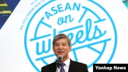 한-아세안 특별정상회의를 앞두고 3일 서울 프레스센터에서 열린 '아세안 로드쇼(ASEAN on Wheels)' 출정식에서 정해문 한-아세안센터 사무총장이 인사말을 하고 있다. 