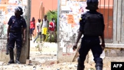 La police sénégalaise affronte les étudiants lors des manifestations à l'Université Cheikh Anta Diop de Dakar le 16 mai 2018 à Dakar.