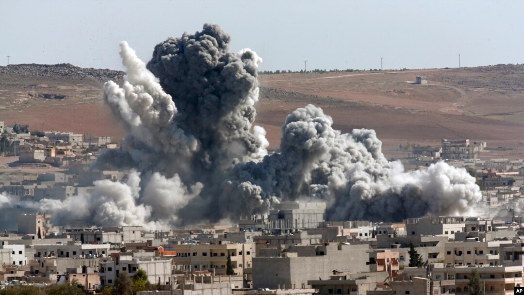 Khói đen dày đặc bốc lên từ sau cuộc không kích của liên minh do Mỹ dẫn đầu tại Kobani, Syria, ngày 22/10/2014.