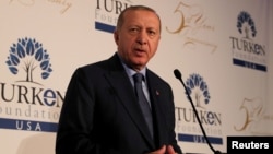 Presiden Turki Tayyip Erdogan berpidato di hadapan warga Turki yang tinggal di AS, dalam acara yang digelar di sebuah hotel di New York, 23 September 2018. 